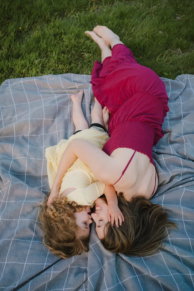 outdoor poses with mother and daughter, summer family photos in charlottesville, va
