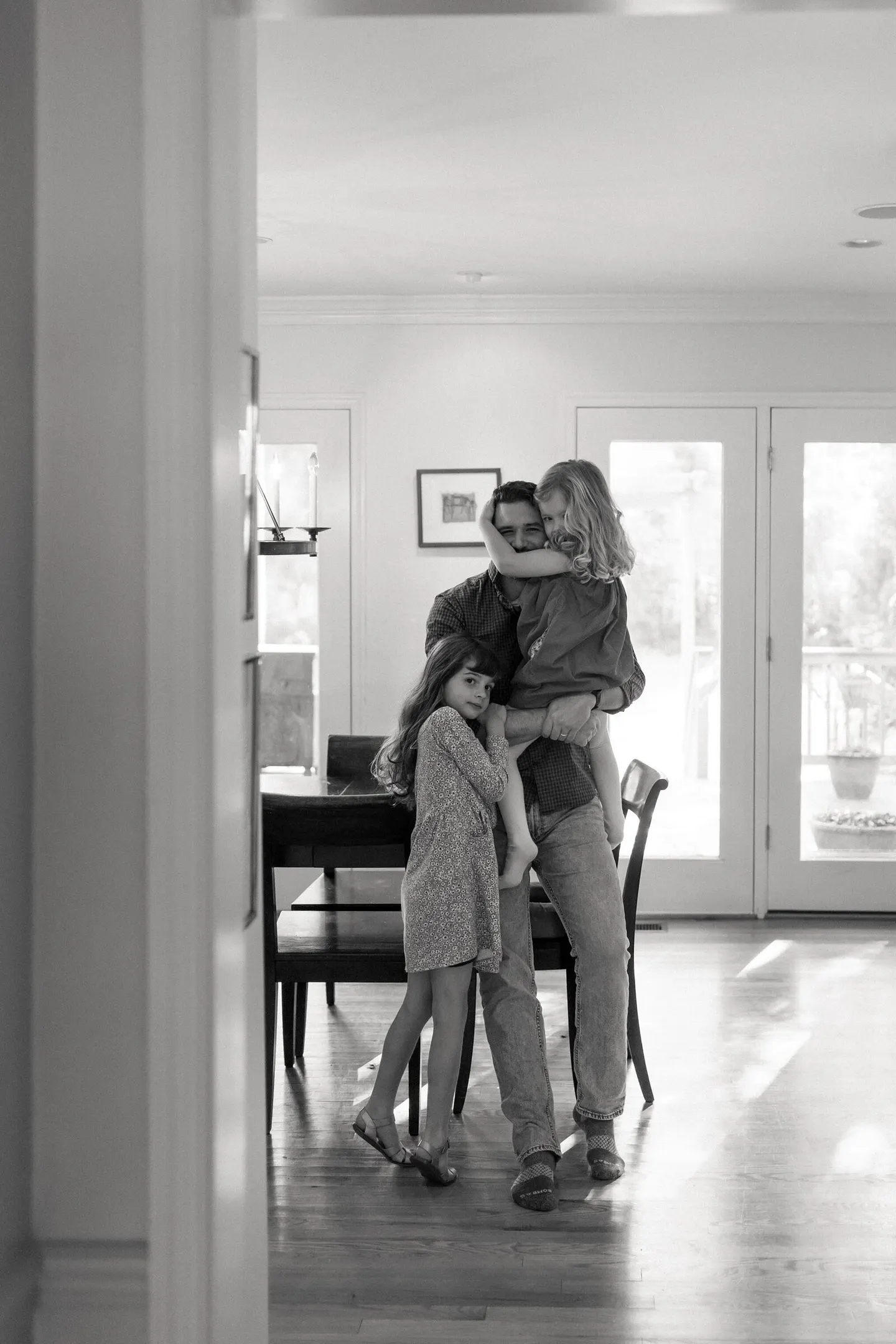 family photographer, northern virginia, dad with two daughters at home